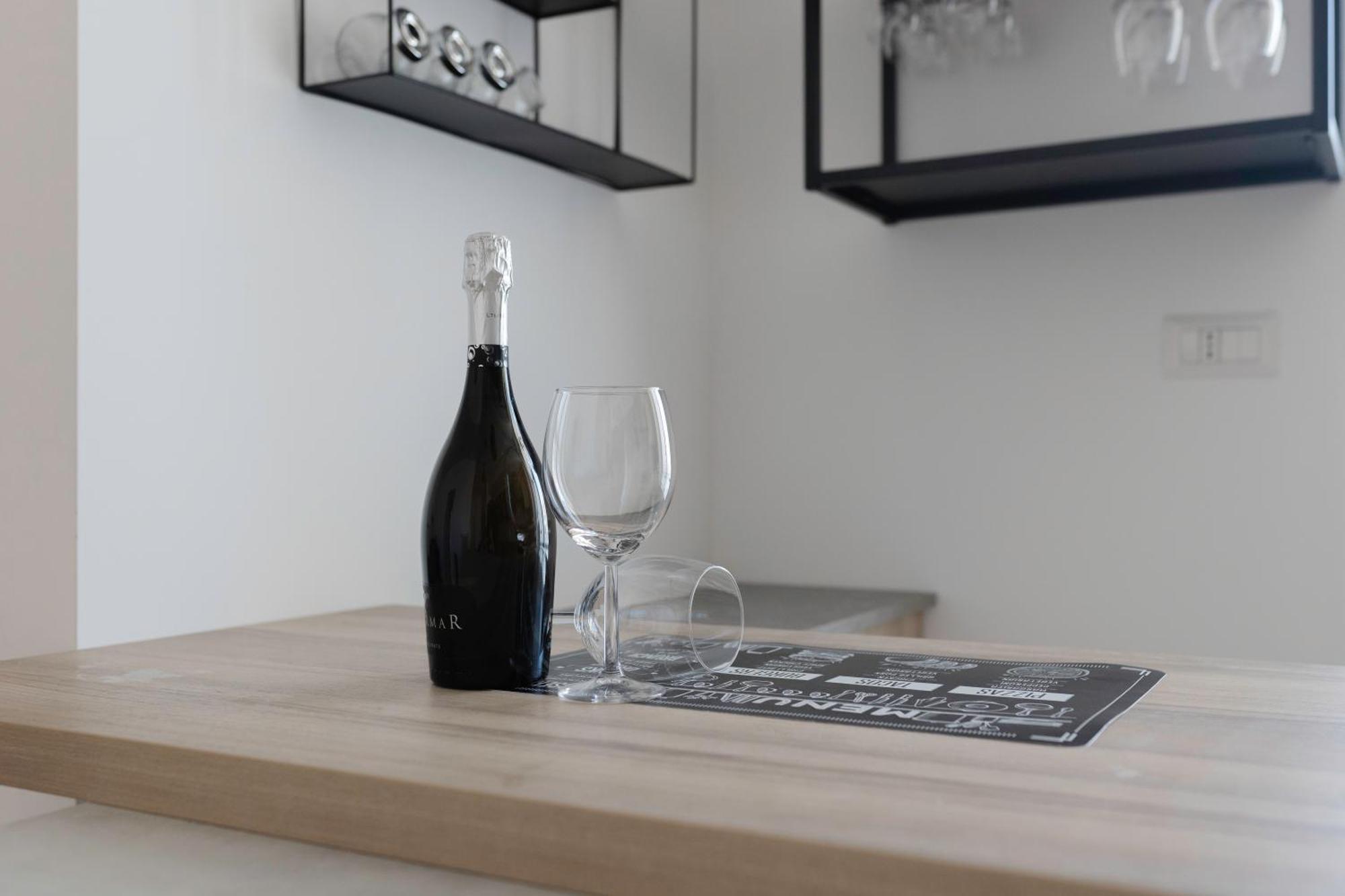 Sunrise Waterfront - Central Apartment With Sea View Balcony - モルフェッタ エクステリア 写真